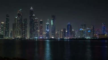 Birleşik Arap Emirlikleri BAE Dubai gökdelen gece görünümü