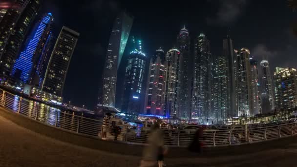 Famoso lugar River Walk y Dubai Marina con rascacielos — Vídeo de stock