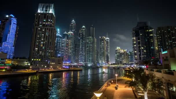 Famoso lugar River Walk y Dubai Marina con rascacielos — Vídeos de Stock