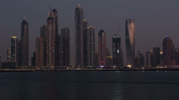 Coucher de soleil sur le gratte-ciel de Dubaï aux Emirats Arabes Unis — Video