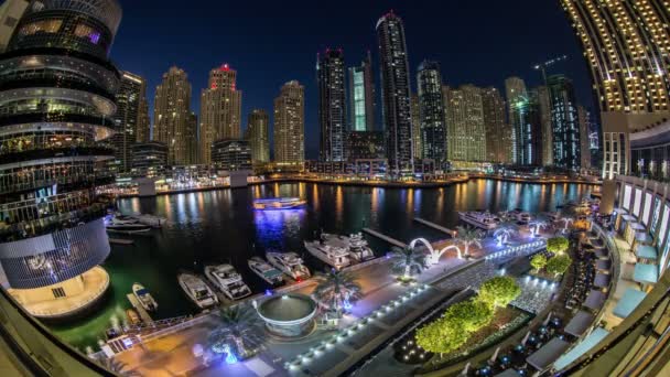 Stadtleben am Dubai Yachthafen mit Wolkenkratzer — Stockvideo