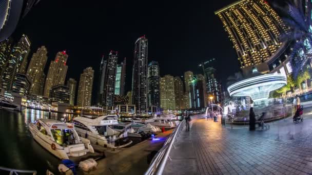 La vida de la ciudad en Dubai Marina con rascacielos — Vídeos de Stock