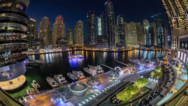 Городская жизнь в Dubai Marina с небоскребом — стоковое видео