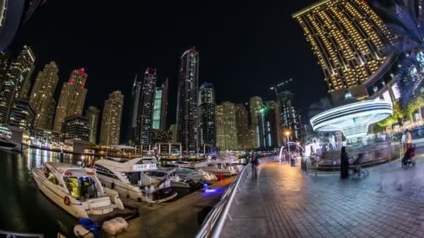 Городская жизнь в Dubai Marina с небоскребом — стоковое видео