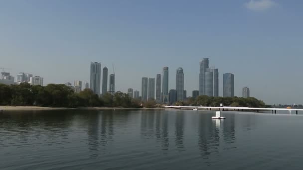 Reflexion über den See mit Wolken Sharjah Stadt — Stockvideo
