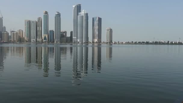 Reflexe na jezeře s mraky město Sharjah — Stock video