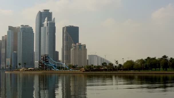 Refleksja nad jeziorem z chmury Sharjah City — Wideo stockowe