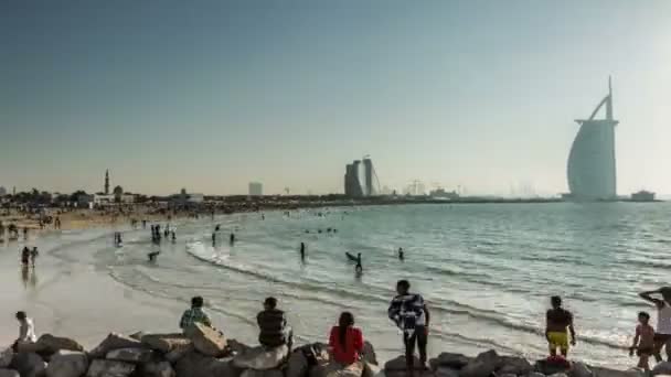 Zeitraffer-Fotografie Menschenmenge am Strand von Jumeirah — Stockvideo