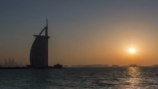 Time Lapse Fotografia Burj Al Arab ao pôr do sol — Vídeo de Stock