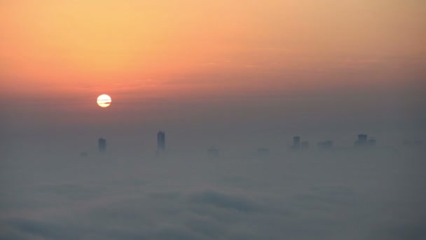 Time lapse vue aérienne temps brumeux Dubai Marina au lever du soleil — Video