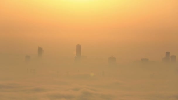 Lever du soleil vue aérienne temps brumeux Dubai Marina — Video