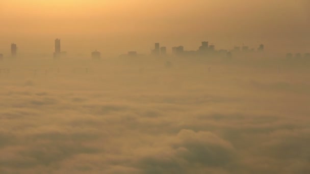 Idő telik el a sunrise légifelvételek ködös Időjárás Dubai Marina — Stock videók