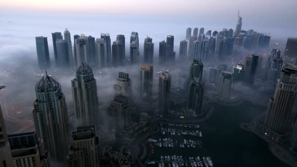 Légifelvételek felhőkarcoló ködös Időjárás Dubai Marina: reggel — Stock videók