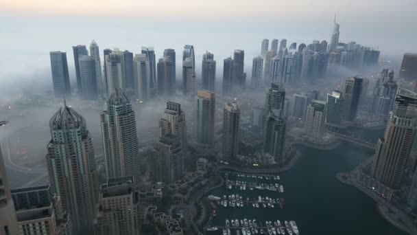 Tid förflutit Flygfoto skyskrapa dimmigt väder Dubai Marina på morgonen — Stockvideo