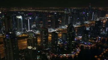 Zaman atlamalı havadan görünümü Şeyh Zayed yolu ile Dubai Yat Limanı
