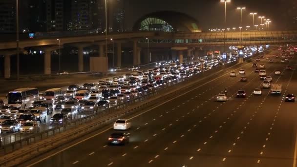 Sheikh Zayed Road por la noche — Vídeo de stock