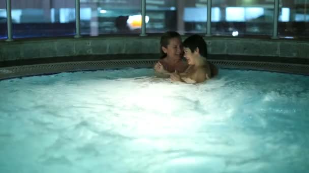 Moeder en zoon in hot tub — Stockvideo
