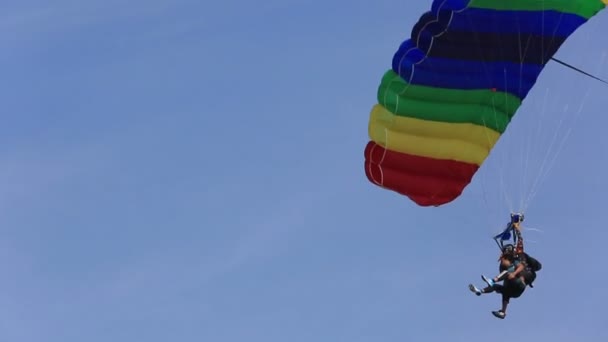 Aterrizaje en paracaídas — Vídeo de stock