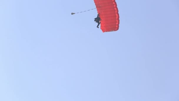 Aterragem de paraquedas — Vídeo de Stock