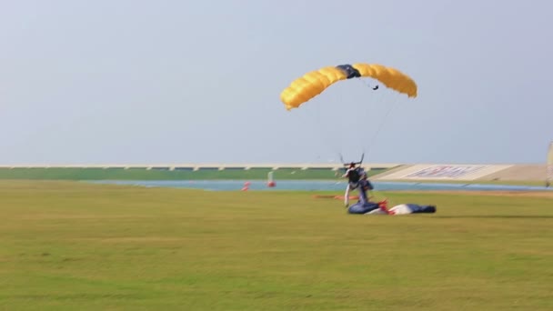 Aterrizaje en paracaídas — Vídeos de Stock