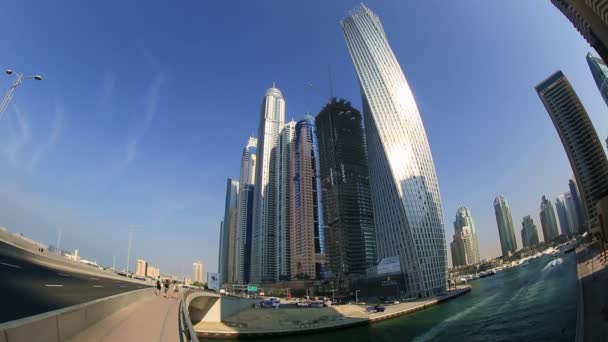 Time lapse tráfico de la ciudad y barcos en Dubai — Vídeos de Stock