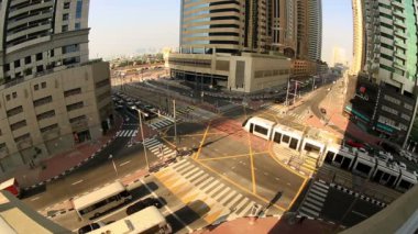 Dubai trafikte geçen tramvay