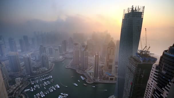 Időközű légi Nézd felhőkarcoló ködös Időjárás Dubai Marina — Stock videók