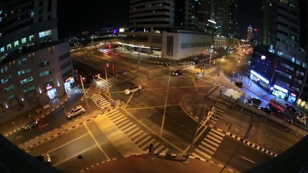 Tiempo aéreo lapso de tráfico de la ciudad en Dubai por la noche — Vídeos de Stock