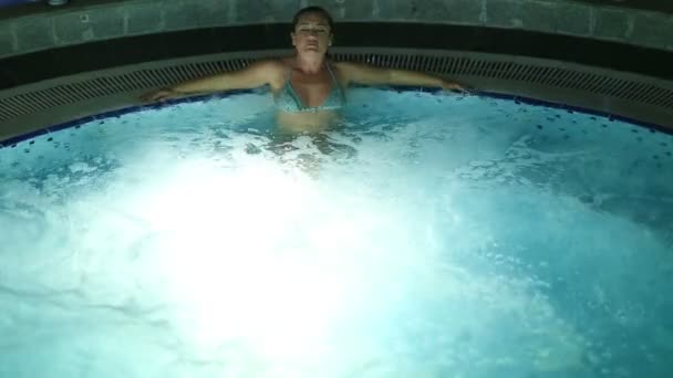 Mulheres na banheira de hidromassagem — Vídeo de Stock