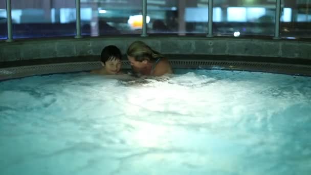 Mother and son in hot tube — Stock Video