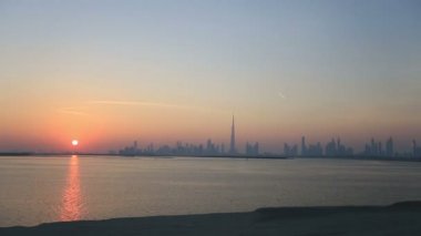 Zaman atlamalı görünümü Burj Khalifa'nın ve Dubai gökdelen gün batımında