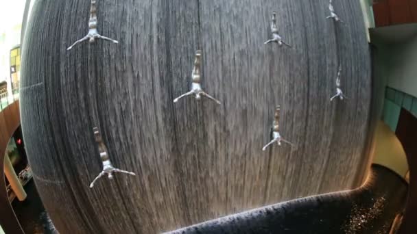Водопад в торговом центре Дубай в Объединенных Арабских Эмиратах — стоковое видео