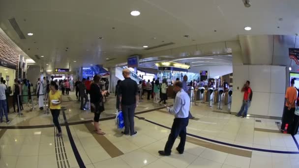 Metrostation in Dubai — Stockvideo