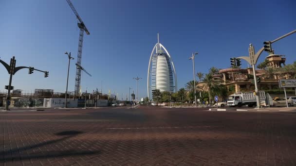 Zaman atlamalı trafik Burj Al Arab ile — Stok video