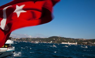 Boğaz'ın Türk bayrağı ile