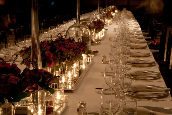 Elegante mesa a la luz de las velas en recepción Fotos De Stock