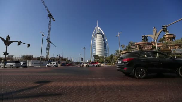 Tráfico con Burj Al Arab — Vídeos de Stock