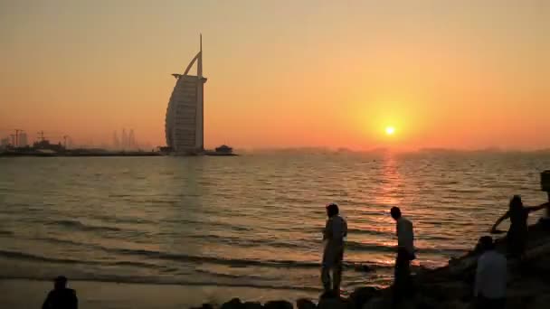 Время истекает Burj Al Arab на закате — стоковое видео