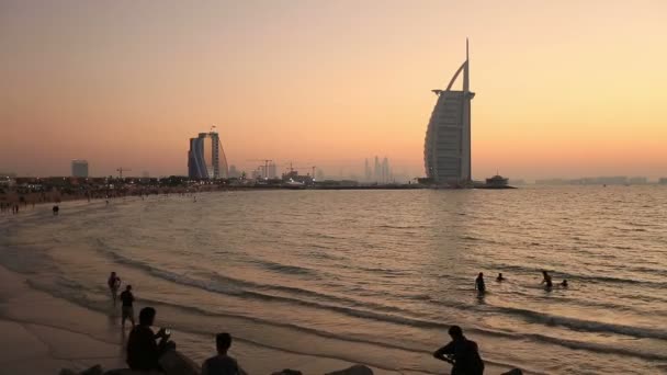 Fotos turísticas tomadas en la playa Jumeirah — Vídeo de stock