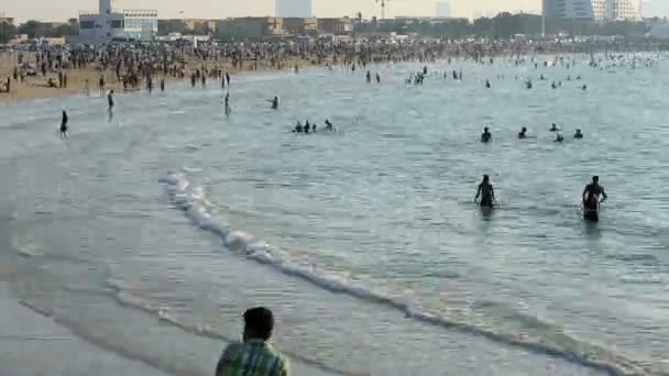 Menschenmenge am Strand von Jumeirah — Stockvideo