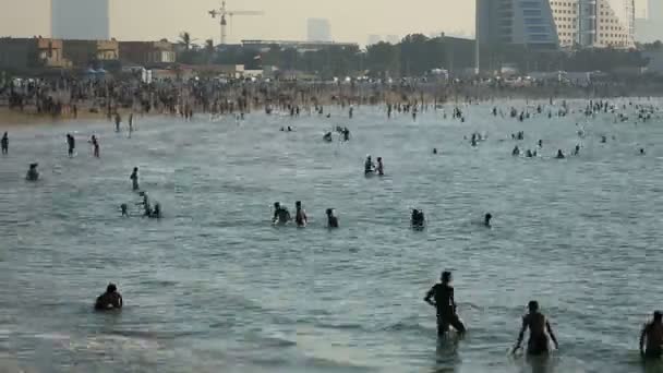 Time lapse crowd in Jumeirah Beach — Stock Video