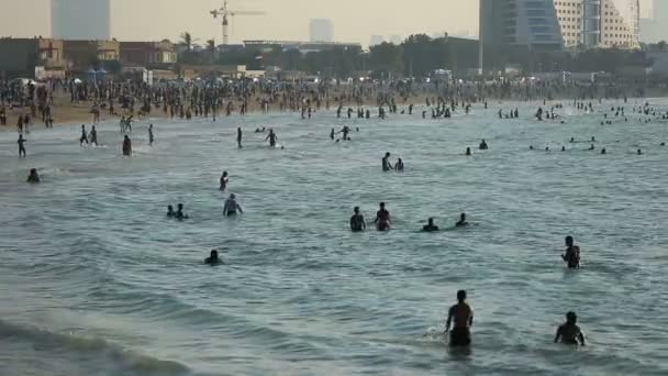 Menschenmenge am Strand von Jumeirah — Stockvideo