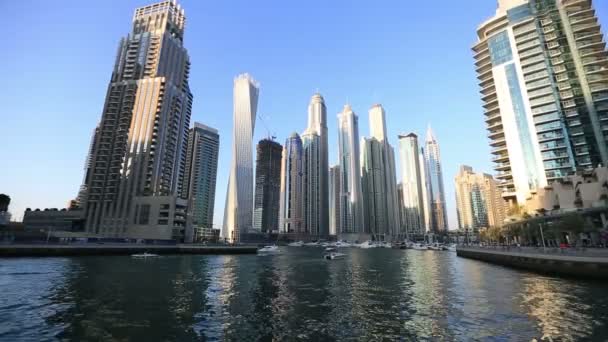 Riverwalk ve Dubai Marina — Stok video