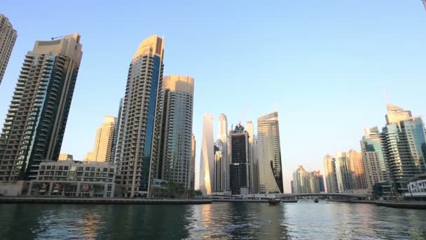 Riverwalk e Dubai Marina — Vídeo de Stock