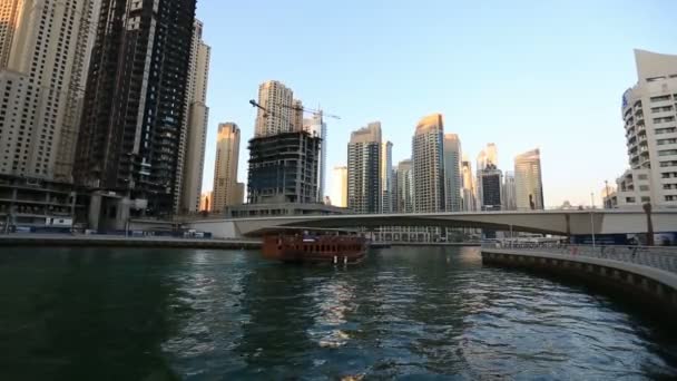 Riverwalk y Dubai Marina — Vídeo de stock