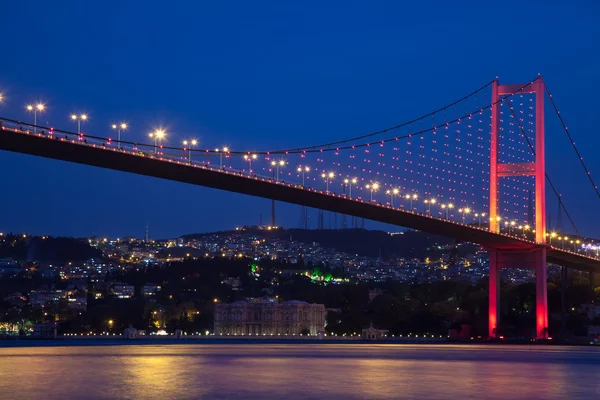 Istanbul natten staden och Bosporen-bron — Stockfoto