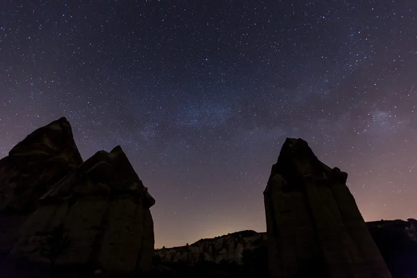 Cappadociaвеликий важкої обов'язком Конструкція фургону завантаження чоловіки в жовтий шолом. транспорт і логістика теми — Foto Stock