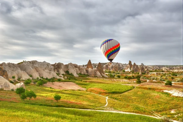 Cappadociaвеликий важкої обов'язком Конструкція фургону завантаження чоловіки в жовтий шолом. транспорт і логістика теми — Foto Stock