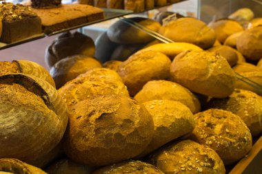 bir fırın fırında pişmiş ekmek