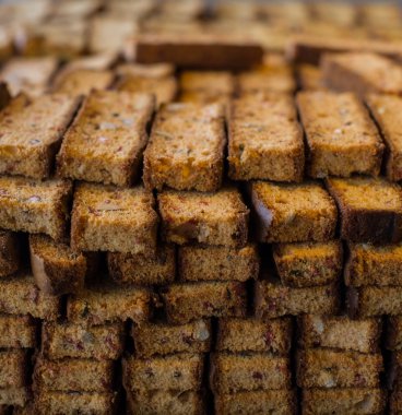 çeşitli lezzetli tatlı gıda vitrinler